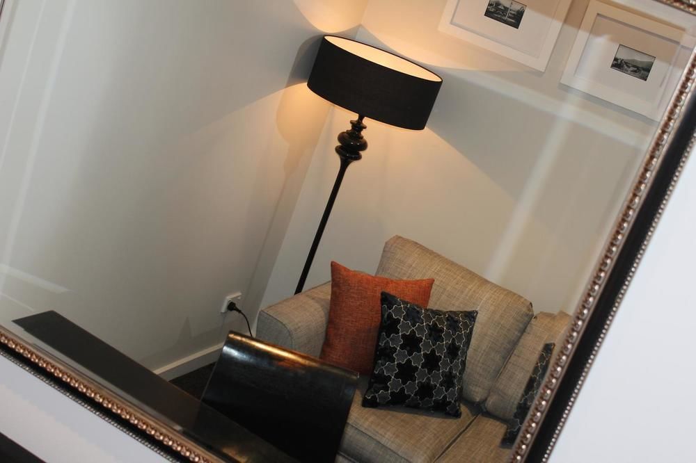 Clear Ridge Apartments Hanmer Springs Eksteriør billede A floor lamp